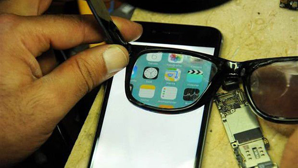 Este invento te permite ver la pantalla de tu teléfono por tu cuenta