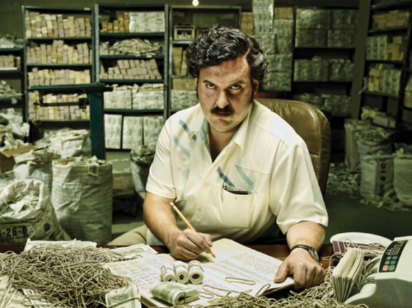 Der Bruder des Drogenbarons Pablo Escobar schwört, Apple und Alien Mask zu eliminieren