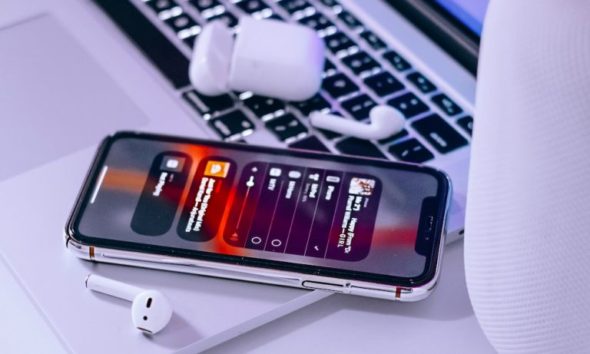Paano makagawa ng mga AirPod na kumonekta sa iPhone nang awtomatikong matapos ang pagwawakas ng koneksyon nito sa isa pang aparato