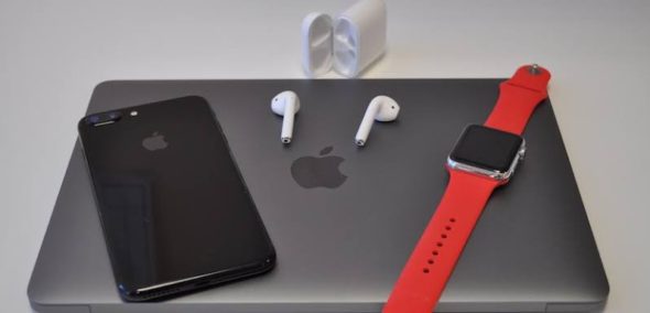 A Apple é a primeira na venda de relógios inteligentes, fones de ouvido sem fio e telefones principais