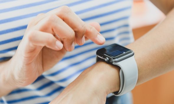 Meriv çawa bang, peyam, an e-nameyek ji Apple Watch li iPhone veguherîne