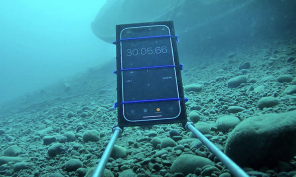 iPhone 12潜入水中，结果令人惊讶