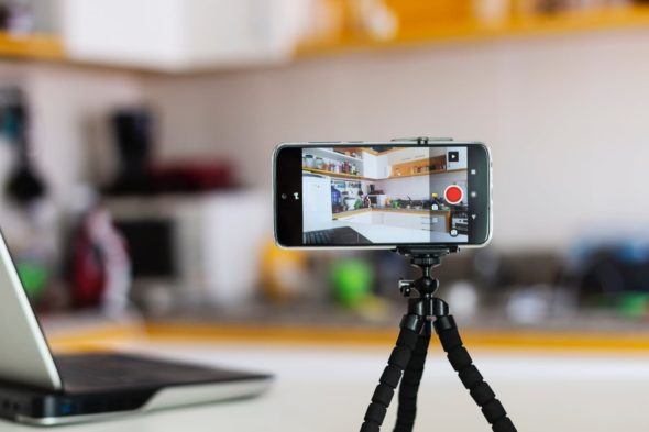 iPhone で自分の声、Siri、または Apple Watch で写真を撮る方法