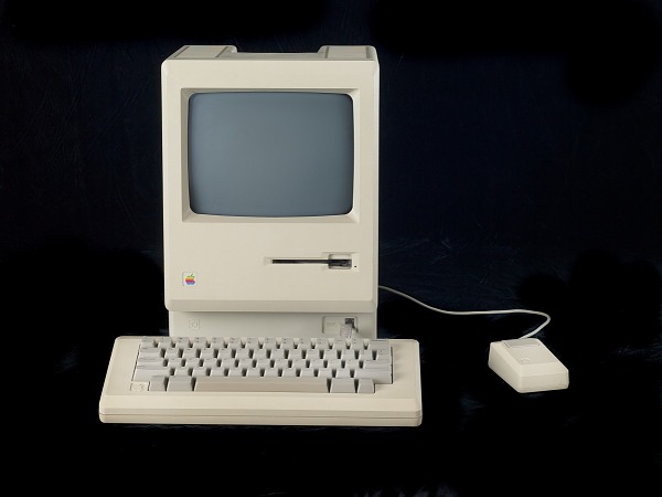 iPhoneIslam.com'dan, siyah arka plan üzerinde klavye ve fare bulunan eski Macintosh bilgisayarlar.