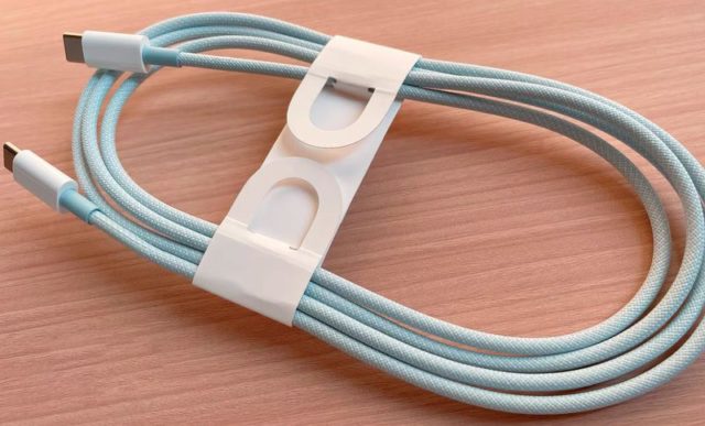 Depuis iPhoneIslam.com, le câble USB se fixe à une surface en bois.