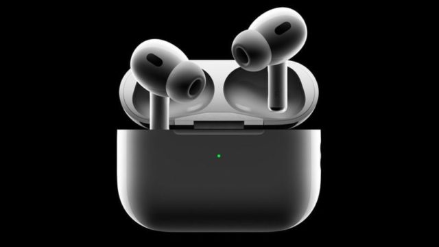来自 iPhoneIslam.com，关键词：airpods、黑色背景。