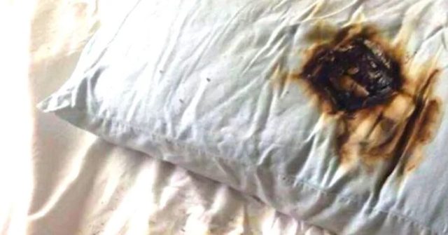 De iPhoneIslam.com, una almohada quemada en la cama cerca del iPhone.
