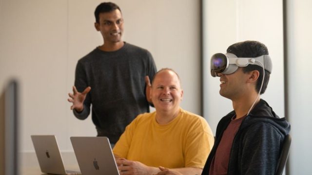 Depuis iPhoneIslam.com, un groupe de personnes profitant de la réalité virtuelle dans une pièce.