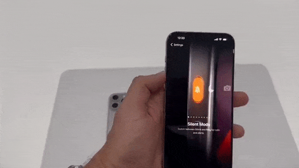 Dari iPhoneIslam.com, Seseorang memegang iPhone dengan tombol aksi baru.