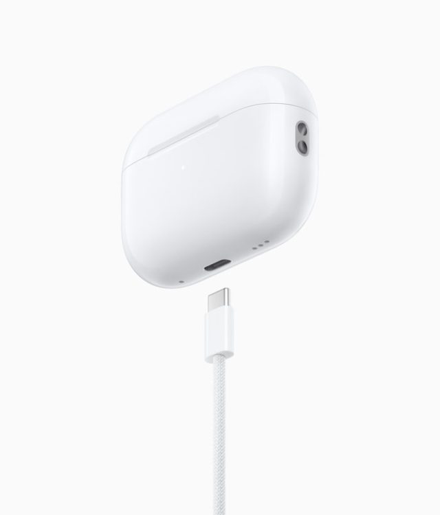 من iPhoneIslam.com، سماعات ايربودز بيضاء اللون متصلة بشاحن ابل ايفون 15.