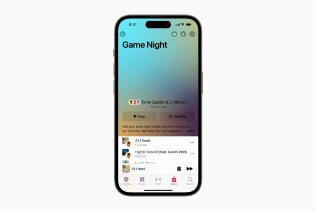 Από το iPhoneIslam.com, iPhone με ενημέρωση iOS 17 και εγκατεστημένη εφαρμογή νύχτας παιχνιδιού.