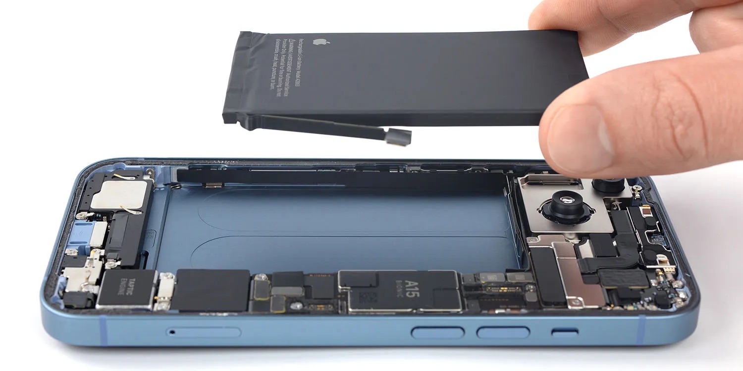 Depuis iPhoneIslam.com, une personne retire la batterie d’un iPhone 15.
