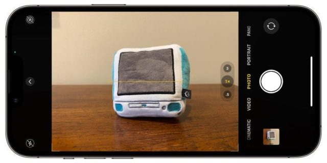 Da iPhoneIslam.com, un cellulare con un simpatico animaletto di peluche.