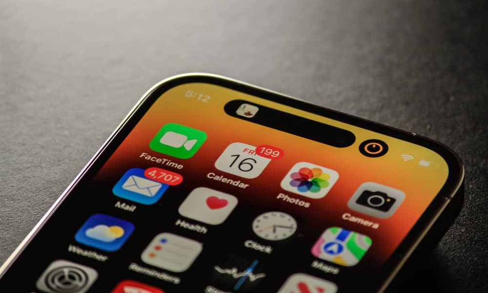 من iPhoneIslam.com، صورة مقربة لجهاز iPhone مع 5 ميزات مشاع عنها متوقعة في iPhone 15.