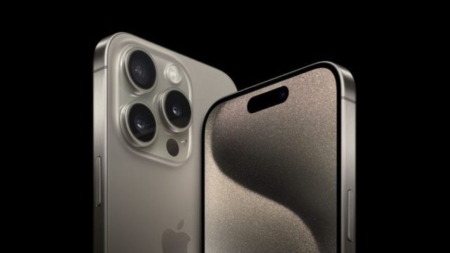 من iPhoneIslam.com، يظهر هاتف iPhone 11 pro على خلفية سوداء.
