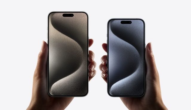 iPhoneMuslim.com से, iPhone 11 Pro और 15 Pro Max के बीच अंतर की तुलना करने के लिए iPhone 15 और iPhone XR को पकड़े हुए दो हाथ।