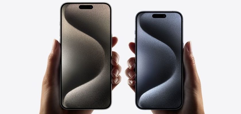 Von iPhoneIslam.com: Zwei Hände halten iPhone 11 und iPhone XR, um den Unterschied zwischen iPhone 15 Pro und 15 Pro Max zu vergleichen.