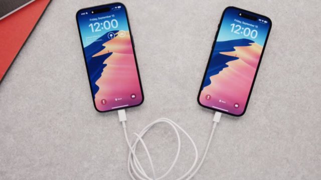 来自 iPhoneIslam.com，两部 iPhone 正在充电。