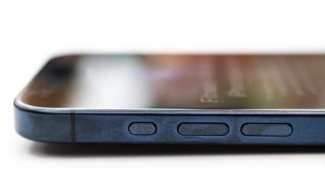iPhoneIslam.com より、ブルーの iPhone 15 Pro の背面のクローズアップ。
