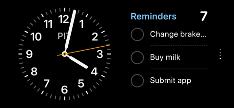 来自 iPhoneIslam.com，时钟显示在 iPhone 屏幕上。