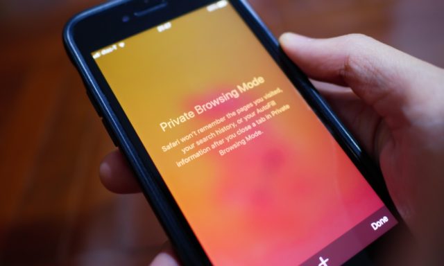 از iPhoneIslam.com، یک شخص یک تلفن هوشمند با ویژگی های حفظ حریم خصوصی پیشرفته در دست دارد.