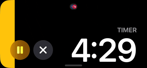 来自 iPhoneIslam.com，一款带有时钟的黑黄色手机，可通过 iOS 17 变成床头时钟或全屏智能显示屏。