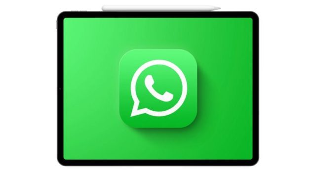 من iPhoneIslam.com، جهاز iPad يعرض أيقونة WhatsApp باللون الأخضر.