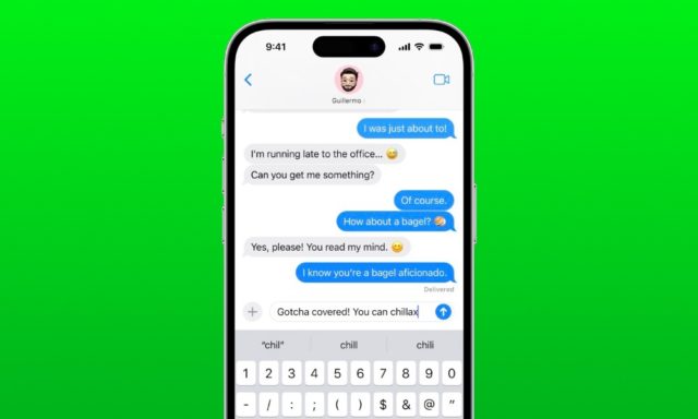 من iPhoneIslam.com، هاتف به لوحة مفاتيح تعرض الرسائل النصية على خلفية خضراء. (الكلمات الرئيسية: الهاتف، لوحة المفاتيح)