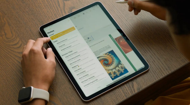 من iPhoneIslam.com، أحد الأشخاص يستخدم جهاز iPad على طاولة، ويستكشف الميزات الجديدة لتطبيق الملاحظات والتذكيرات في iOS 17.