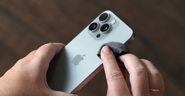 С сайта iPhoneIslam.com: Человек держит iPhone и кладет на него палец.