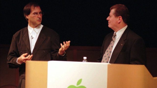 С iPhoneIslam.com: Двое мужчин стоят рядом друг с другом на подиуме во время мероприятия Apple.