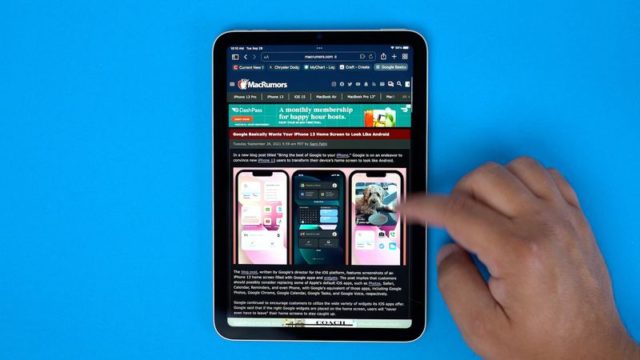 На сайте iPhoneIslam.com рука указывает на экран телефона Samsung.