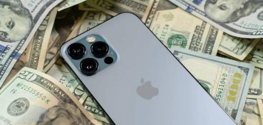 来自 iPhoneIslam.com，一堆钱围绕着 iPhone 11 Pro。