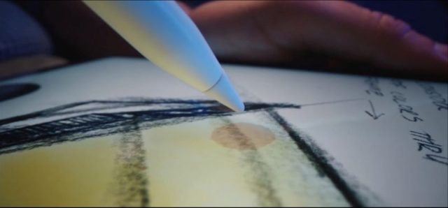 Desde iPhoneIslam.com, una persona dibuja en una tableta con un lápiz.