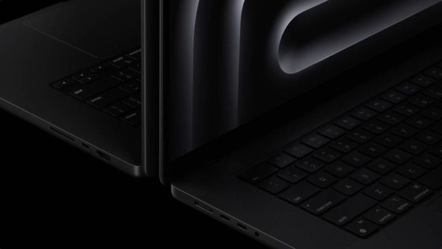 Van iPhoneIslam.com, een zwarte laptop met een zwart toetsenbord op een zwarte achtergrond, die een strakke en mysterieuze esthetiek uitstraalt.