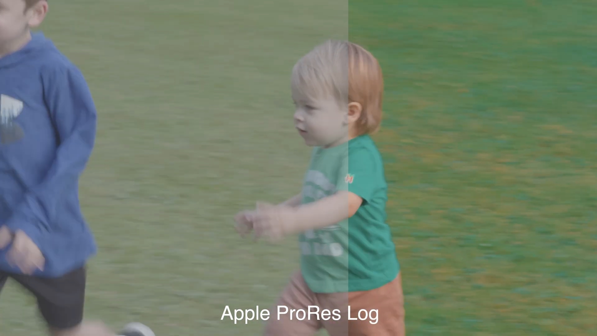 iPhoneIslam.com سے، دو بچے میدان میں کھیل رہے ہیں۔