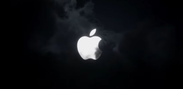 Von iPhoneIslam.com, Apple-Logo im Dunkeln mit M3-Prozessoren – Logo-Stockvideos und lizenzfreie Standbilder.