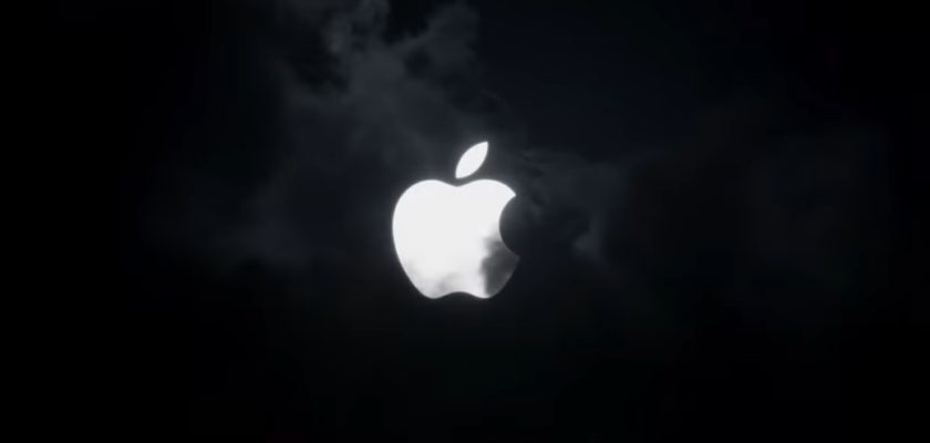 Mula sa iPhoneIslam.com, Apple logo in the dark na nagtatampok ng mga M3 processor - logo ng stock video at royalty-free still.