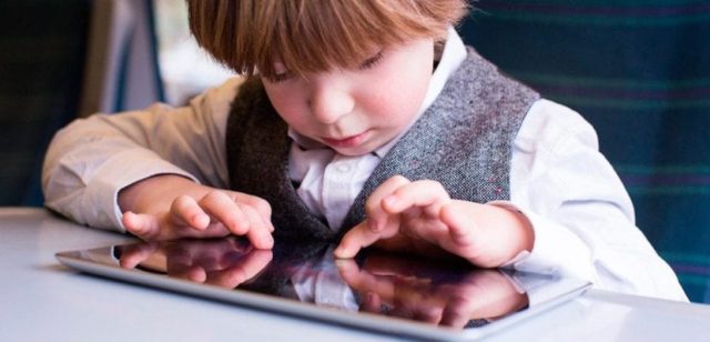 iPhoneIslam.com에서 한 어린 소년이 기차에서 태블릿을 사용하여 민감한 콘텐츠를 예측합니다.