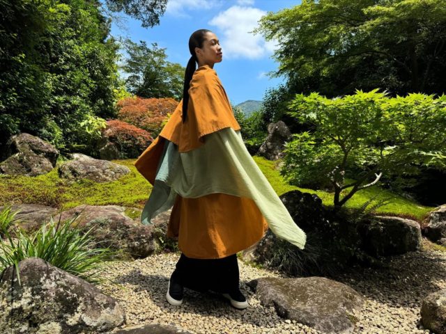 来自 iPhoneIslam.com，一位穿着和服的女人在日本花园里。