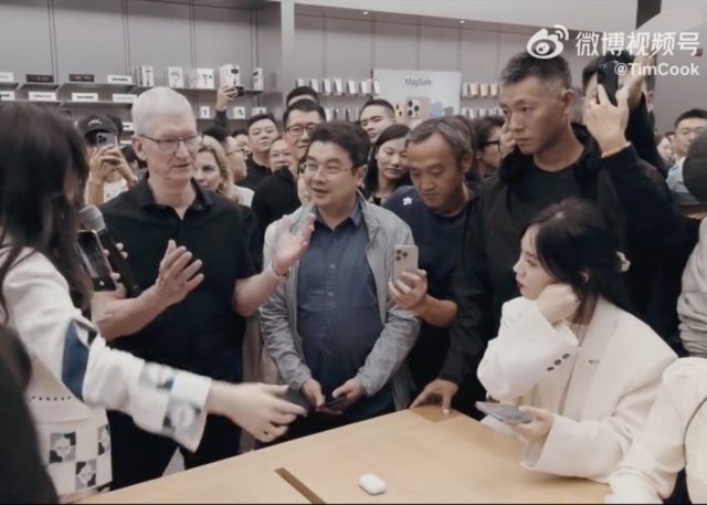 من iPhoneIslam.com، مجموعة من الأشخاص يقفون حول طاولة في متجر Apple يناقشون أخبار الهامش الأسبوع 13 - 19 أكتو