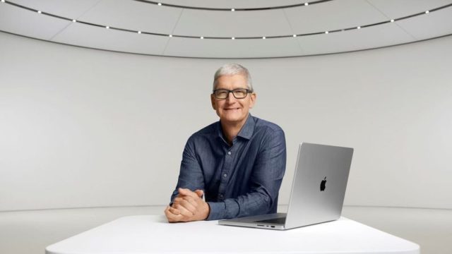 Da iPhoneIslam.com Tim Cook di Apple è seduto a un tavolo con un laptop.