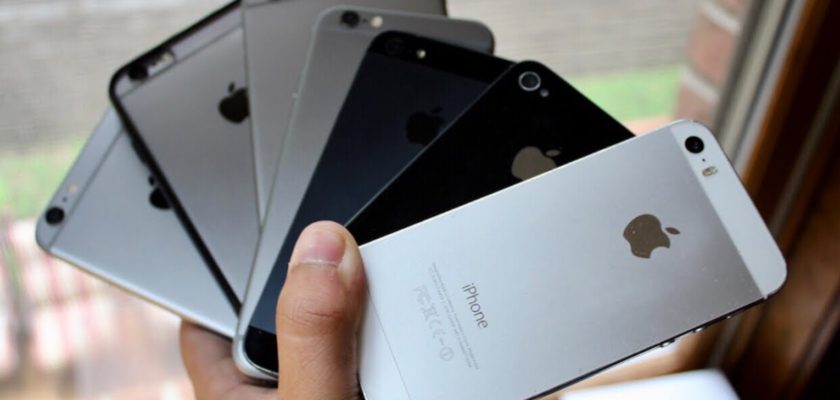 Dari iPhoneIslam.com, seseorang memegang sekumpulan iPhone dengan warna berbeda.