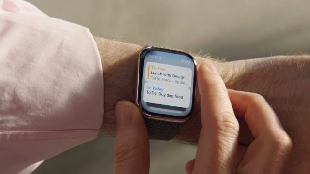 De iPhoneIslam.com, una persona que lleva un reloj inteligente con funciones de watchOS 10.