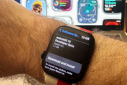 De iPhoneIslam.com El último sistema operativo watchOS 10.1 se muestra en la muñeca de una persona con un Apple Watch.