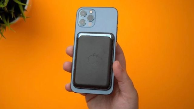 Da iPhoneIslam.com, scoprilo: una persona che tiene in mano un telefono con un caricabatterie.