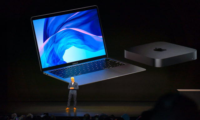 iPhoneIslam.com より、男性が Scary Fast Mac mini の前に立っています。