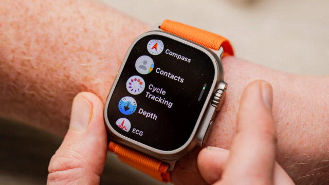 来自 iPhoneIslam.com，描述：一个人拿着配备彩色表带的 Apple Watch