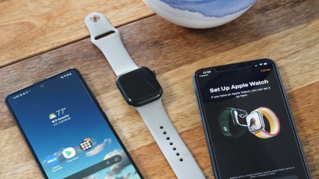 من iPhoneIslam.com، توجد ساعة Apple Watch الذكية بجوار هاتف iPhone وهاتف Samsung.
