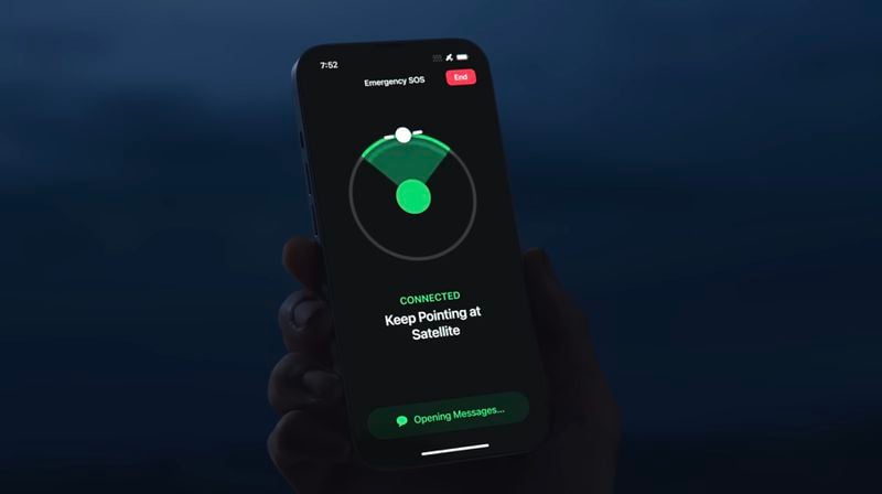 من iPhoneIslam.com، شخص يحمل جهاز iPhone به ضوء أخضر أثناء التحقق من تحديثات الأخبار في نوفمبر (نوفمبر).